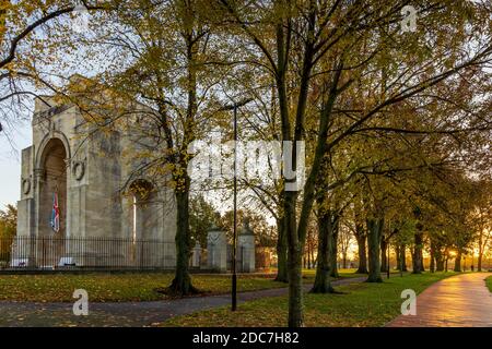 The Arch of Remembrance, un mémorial de la première Guerre mondiale conçu par Sir Edwin Lutyens et situé dans le parc Victoria de Leicester Banque D'Images