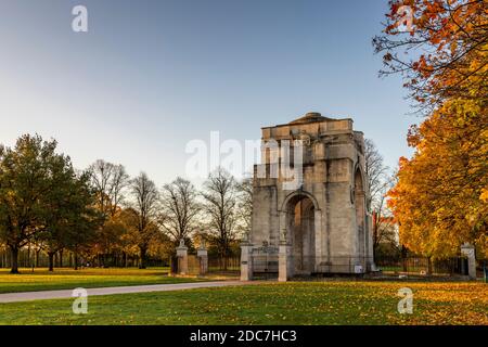 The Arch of Remembrance, un mémorial de la première Guerre mondiale conçu par Sir Edwin Lutyens et situé dans le parc Victoria de Leicester Banque D'Images