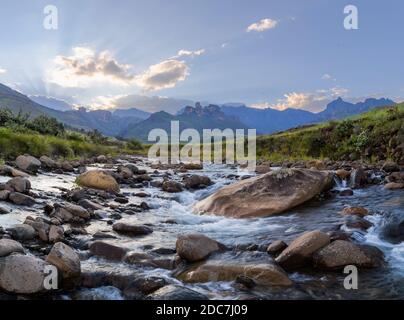 Ruisseau de montagne et rochers au coucher du soleil Banque D'Images