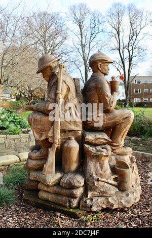 La sculpture présente deux figures représentées comme un soldat de la Grande Guerre et plus tard comme un nourriseryman. La sculpture est faite d'un chêne. Banque D'Images