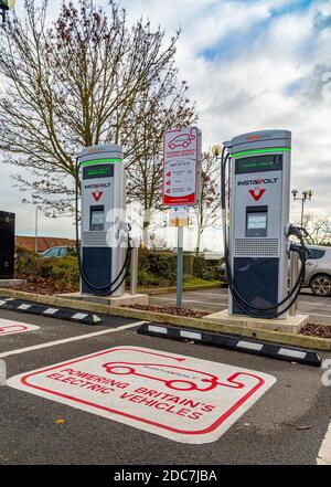 Grantham, Lincolnshire. Un point de recharge de voiture électrique Instavolt, dans un parking vide Banque D'Images