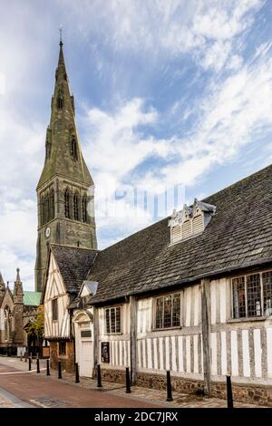 Le Grade I a classé Leicester Guildhall, avec la cathédrale en arrière-plan, un bâtiment du XIVe siècle à pans de bois. Banque D'Images