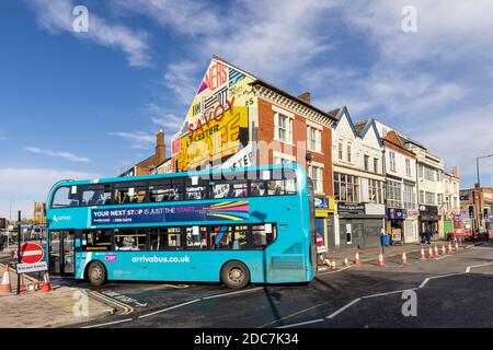 Un bus arriva se transformant en Savoy Street, une route récemment créée à Leicester, avec des œuvres d’art inspirées des cinémas art déco perdus de Leicester. Banque D'Images