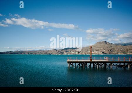 Quai de ferry sur le lac appelé Lago General Carrera dans la petite ville de Puerto Ibanez au Chili. Patagonie chilienne vue de l'eau du lac glaciaire contre la montagne Banque D'Images