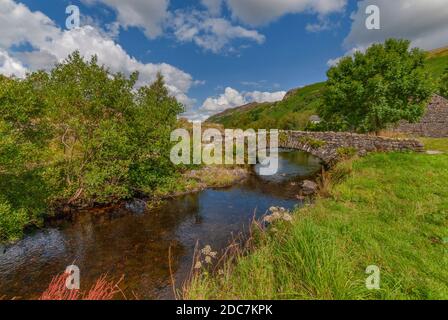 C'est l'ancien pont à chevaux-raqueteuses au-dessus de Watendlath beck dans le parc national de la région des lacs à Cumbria. Banque D'Images