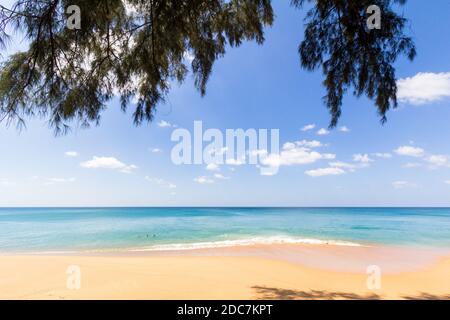 Plage Mai Khao à Phuket, Thaïlande Banque D'Images