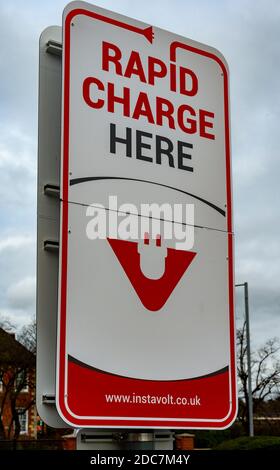 Grantham, Lincolnshire. Un point de charge de voiture électrique Instavolt, une signalisation sur l'utilisation Banque D'Images