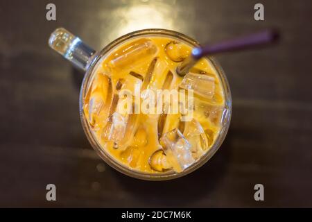 Thé traditionnel thaïlandais au lait glacé à Phuket, en Thaïlande Banque D'Images