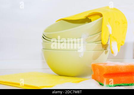 Plusieurs assiettes colorées, éponges de cuisine. Concept de lave-vaisselle Banque D'Images