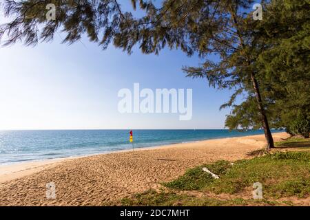 Plage Mai Khao à Phuket, Thaïlande Banque D'Images