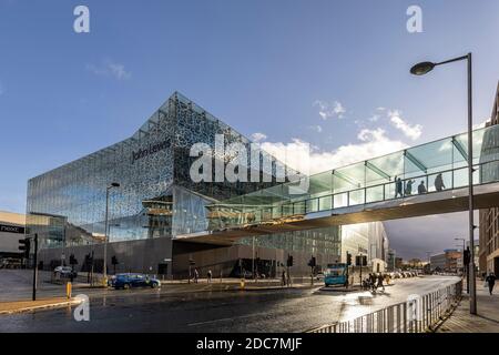 Pont couvert de verre sur Vaughan Way menant du parking au magasin John Lewis, centre commercial Highcross, Leicester Banque D'Images