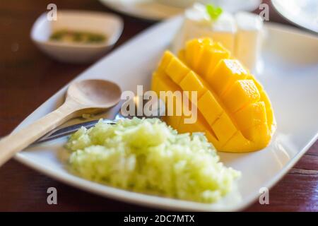 Dessert de riz collant Mango à Phuket, en Thaïlande Banque D'Images