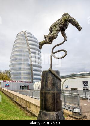 « The Pioneer », une statue d'Aden Hynes commémorant l'astronaute américain Ed White, à l'extérieur du Centre spatial national de Leicester, en Angleterre Banque D'Images