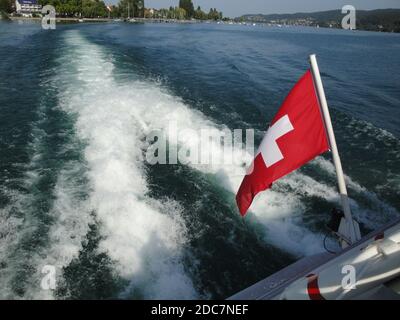 Un bateau touristique donne plein régime sur Untersee/Seerhein/Bodensee/Lac de Constance pour atteindre la destination suivante à temps. Banque D'Images