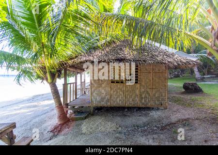 Maison traditionnelle philippine appelée le bahay kubo dans l'île de Limasawa, dans le sud de Leyte, aux Philippines Banque D'Images