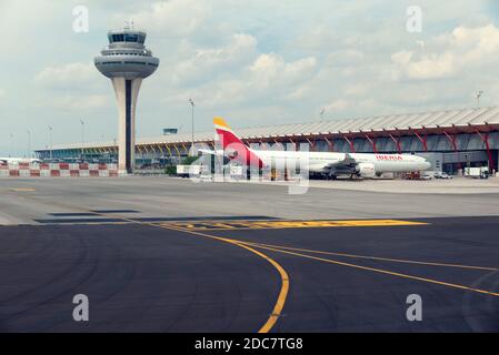 2018, 9 mai, Madrid, Espagne. Tour d'avion et de contrôle et camions à bagages à l'aéroport de Barajas à Madrid, Espagne en été Banque D'Images