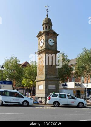 Des taxis attendent près de la tour de l'horloge du jubilé d'argent de la reine Victoria Dans le centre de la ville de Rugby Banque D'Images