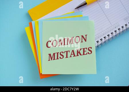 Panneau textuel montrant les erreurs courantes appel de motivation. Photo conceptuelle beaucoup de gens font la même action dans la mauvaise manière. Notes colorées et couleur bleue backgro Banque D'Images