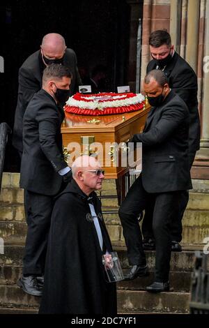 Père Haydn Angleterre Simon dirige le cercueil de Dean Lewis de l'église pendant les funérailles de Gladys, Dean et Darren Lewis à l'église Saint-Pierre de Pentre, au sud du pays de Galles. Mme Lewis et ses deux fils sont tous morts de Covid-19 dans les cinq jours. Banque D'Images