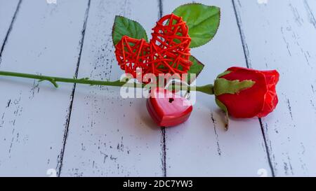 Roses et touches rouges sur table en bois concept de la Saint-Valentin et le jour de l'amour Banque D'Images
