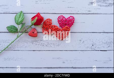 Roses et touches rouges sur table en bois concept de la Saint-Valentin et le jour de l'amour Banque D'Images