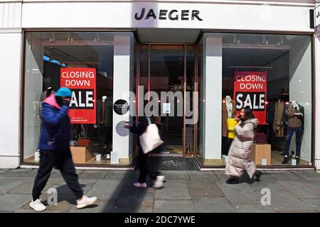 Le magasin Jaeger fermé sur King's Road, Chelsea, après que le groupe EWM, qui possède les chaînes de mode Peacock et Jaeger, a déclaré qu'ils sont tombés dans l'administration, mettant plus de 4,700 emplois et près de 500 magasins en danger. Banque D'Images