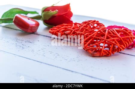 Roses et touches rouges sur table en bois concept de la Saint-Valentin et le jour de l'amour Banque D'Images