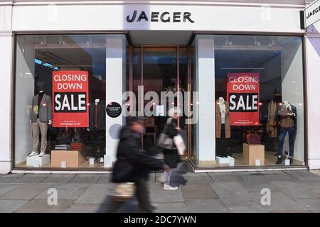 Le magasin Jaeger fermé sur King's Road, Chelsea, après que le groupe EWM, qui possède les chaînes de mode Peacock et Jaeger, a déclaré qu'ils sont tombés dans l'administration, mettant plus de 4,700 emplois et près de 500 magasins en danger. Banque D'Images