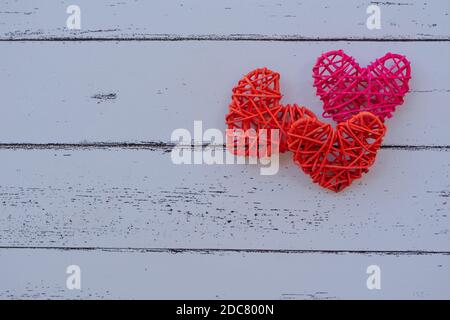 Roses et touches rouges sur table en bois concept de la Saint-Valentin et le jour de l'amour Banque D'Images