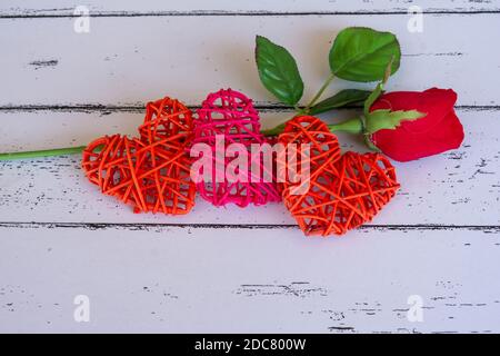 Roses et touches rouges sur table en bois concept de la Saint-Valentin et le jour de l'amour Banque D'Images