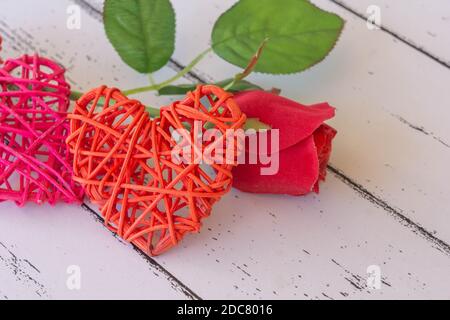 Roses et touches rouges sur table en bois concept de la Saint-Valentin et le jour de l'amour Banque D'Images