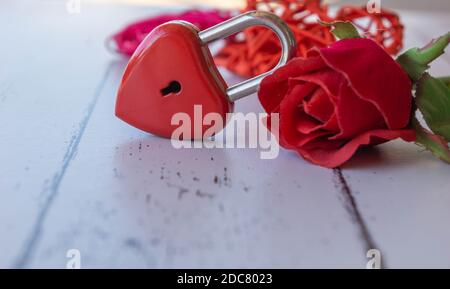 Roses et touches rouges sur table en bois concept de la Saint-Valentin et le jour de l'amour Banque D'Images