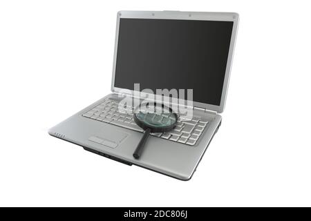 Loupe de concept de sécurité des données sur PC portable avec obscurité écran de l'espace de copie Banque D'Images