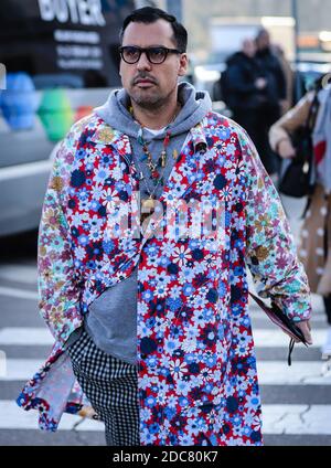 MILAN, Italie- février 23 2019: Hommes dans la rue à Milan. Banque D'Images