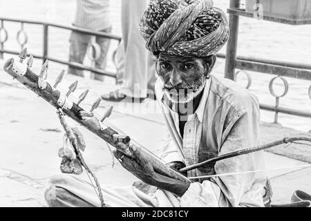 le musicien/artiste de rue pauvre en bord de route jouant un instrument traditionnel Du Rajasthan appelé ravanhatha Banque D'Images