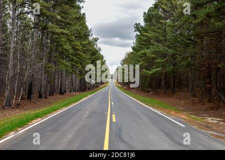 vue à angle bas de la rue pavée vide de l'autoroute dans le pays Banque D'Images