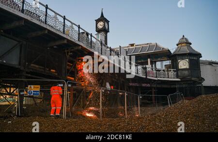 Brighton Royaume-Uni 19 novembre 2020 - les Sparks volent pendant que des travaux d'entretien ont lieu sous le Brighton Palace Pier dans East Sussex : Credit Simon Dack / Alay Live News Banque D'Images