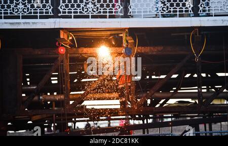 Brighton Royaume-Uni 19 novembre 2020 - les Sparks volent pendant que des travaux d'entretien ont lieu sous le Brighton Palace Pier dans East Sussex : Credit Simon Dack / Alay Live News Banque D'Images