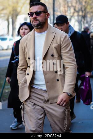 MILAN, Italie- février 21 2019: Hommes dans la rue à Milan. Banque D'Images