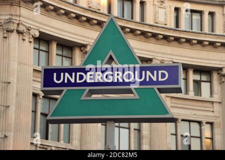 Pour marquer le lancement de la PlayStation 5, quatre panneaux temporaires du métro londonien en forme de boutons célèbres de la console ont pris le contrôle d'Oxford Circus, Londres. Banque D'Images