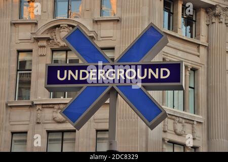 Pour marquer le lancement de la PlayStation 5, quatre panneaux temporaires du métro londonien en forme de boutons célèbres de la console ont pris le contrôle d'Oxford Circus, Londres. Banque D'Images