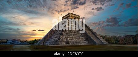 Chicen itza avec le coucher du soleil Banque D'Images