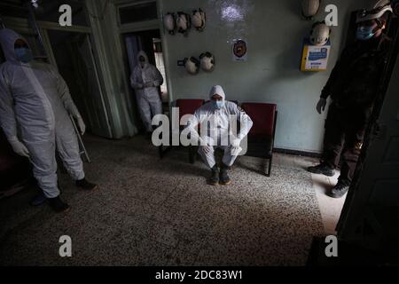 Idlib City, Syrie. 19 novembre 2020. Des membres spécialisés de la Défense civile syrienne, également connus sous le nom de casques blancs, attendent avant de retirer le corps d'un homme qui sera enterré après sa mort suite à la sous-traitance de la COVID-19, en raison d'une augmentation du nombre de décès liés au coronavirus dans le nord-ouest de la Syrie. Credit: Aras Alkharboutli/dpa/Alamy Live News Banque D'Images