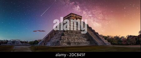 Chicen itza avec la milkyway Banque D'Images