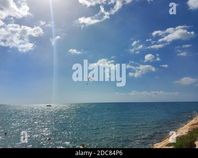 Parachute au-dessus de la mer par temps ensoleillé d'été. Banque D'Images