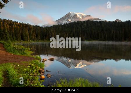 WA18251-00...WASHINGTON - lever du soleil sur le mont Rainier depuis les lacs Reflection dans le parc national du mont Rainier. Banque D'Images