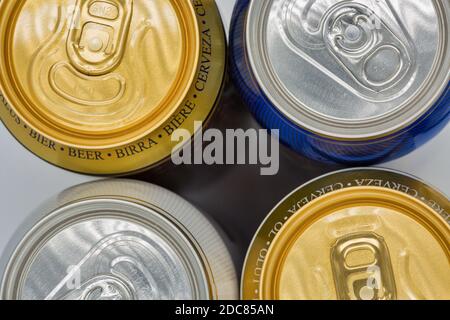 différentes canettes de bière fermées vue rapprochée du dessus Banque D'Images