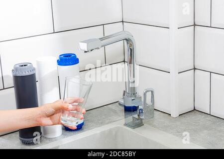 Le robinet d'où s'écoule l'eau. Soif étouffant. Problèmes d'eau dans certains pays.le verre est rempli d'eau Banque D'Images