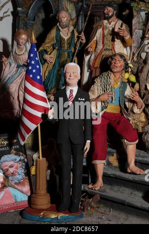 Naples, Italie. 19 novembre 2020. Une figurine en terre cuite du président américain élu Joe Biden est exposée dans l'atelier de l'artiste italien Gennaro Di Virgilio, un expert dans la fabrication de figurines de nativité, crée également des œuvres de personnalités contemporaines. Crédit : Agence photo indépendante/Alamy Live News Banque D'Images