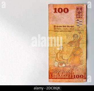 100 la roupie sri-lankaise a utilisé la fermeture de note de banque sur fond blanc avec espace de copie. La roupie est la monnaie nationale du Sri Lanka. Banque D'Images